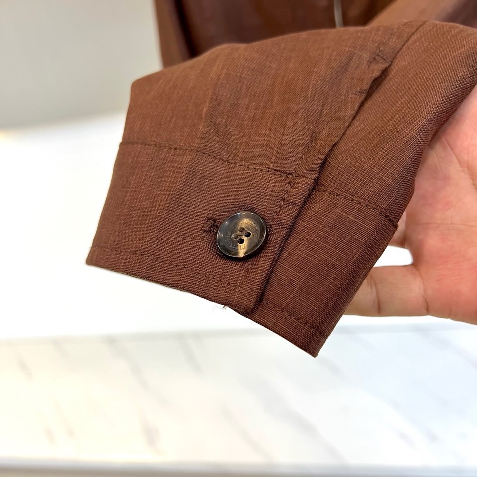 Brunello Cucinelli 2026春夏新品夹克，以经典翻领结合顺滑拉链开襟，诠释现代简约风范