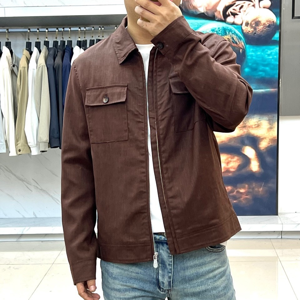 Brunello Cucinelli 2026春夏新品夹克，以经典翻领结合顺滑拉链开襟，诠释现代简约风范