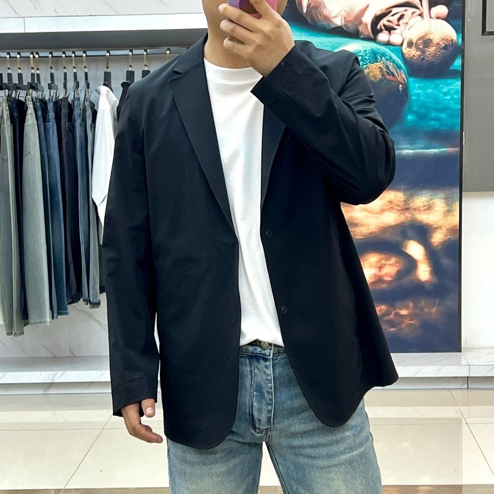 Prad普拉达、2026春夏新品休闲西服，色调尽显极简高级感。经典平驳领设计，利落线条勾勒出随性又不失格