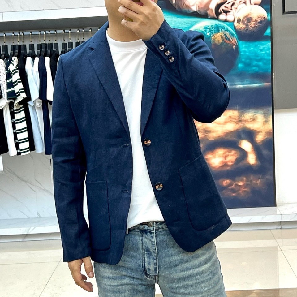 Zegna杰尼亚、2026春夏新品，100%亚麻的西装外套，以极简剪裁重塑轻熟通勤与度假休闲的双重风格。