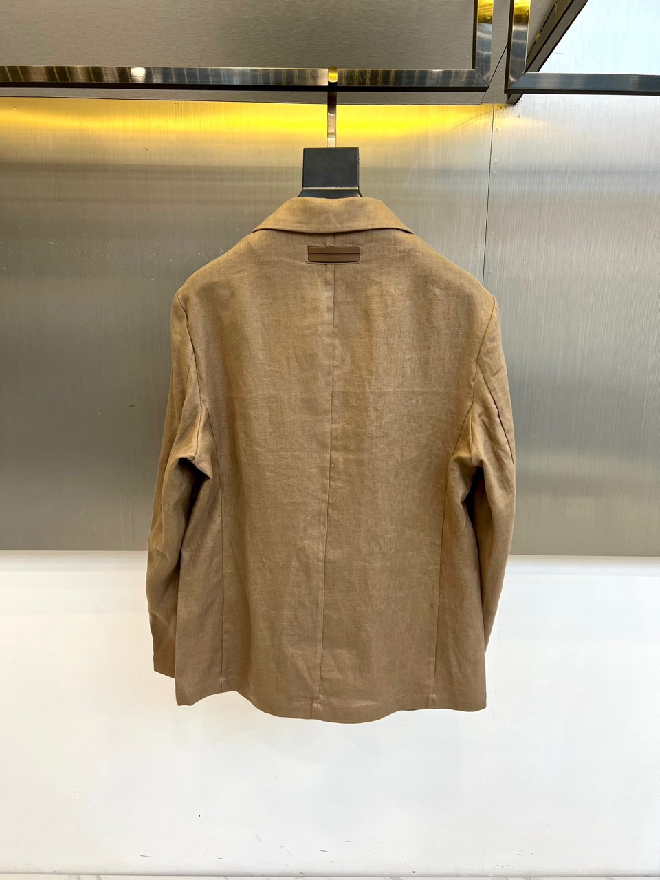 Zegna杰尼亚、2026春夏新品，100%亚麻的西装外套，以极简剪裁重塑轻熟通勤与度假休闲的双重风格。