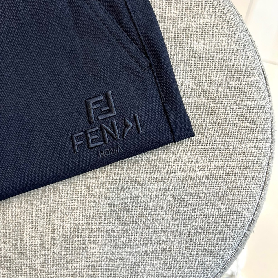 Fend芬迪、2026春夏新品休闲裤，以极简美学重塑日常穿搭。裤型为宽松直筒剪裁，视觉上拉长腿部线条，包