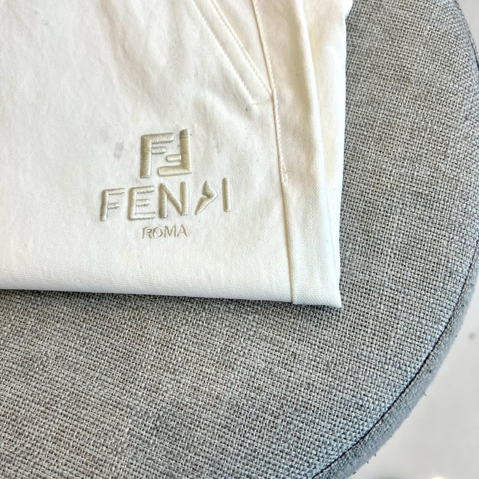 Fend芬迪、2026春夏新品休闲裤，以极简美学重塑日常穿搭。裤型为宽松直筒剪裁，视觉上拉长腿部线条，包