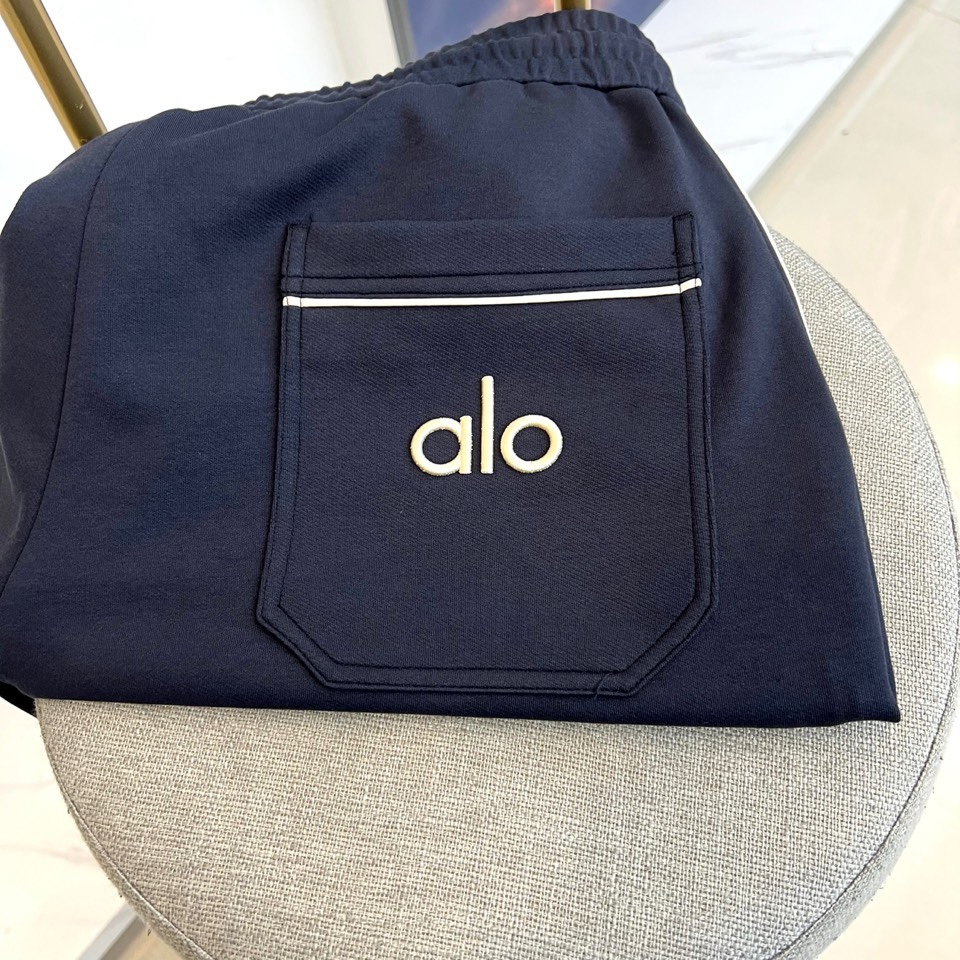 ALO、2026春夏新品休闲裤，简约运动弯刀裤。裤身侧边线条勾勒利落轮廓，增添视觉层次感；左腿处“alo