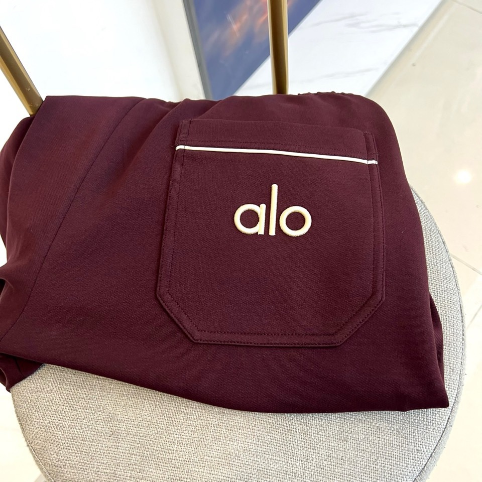 ALO、2026春夏新品休闲裤，简约运动弯刀裤。裤身侧边线条勾勒利落轮廓，增添视觉层次感；左腿处“alo