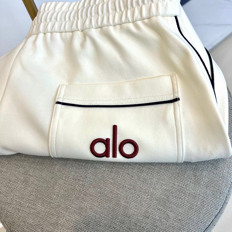 ALO、2026春夏新品休闲裤，简约运动弯刀裤。裤身侧边线条勾勒利落轮廓，增添视觉层次感；左腿处“alo