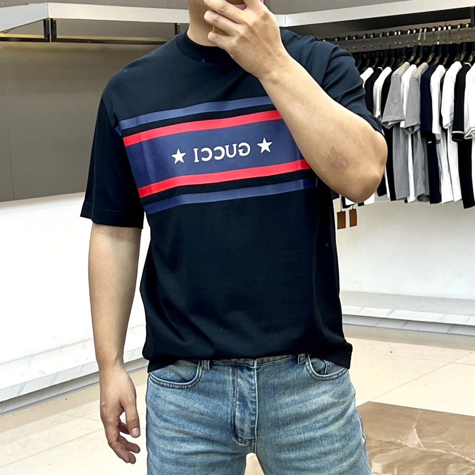 Gucc古驰、2026春夏新品短袖T恤，以经典纯色为底色，胸前横贯撞色条纹，中央“GUCCI”字样搭配两