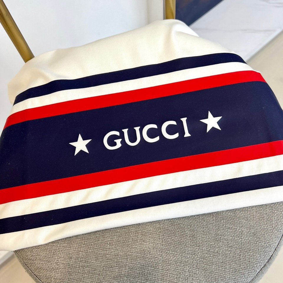 Gucc古驰、2026春夏新品短袖T恤，以经典纯色为底色，胸前横贯撞色条纹，中央“GUCCI”字样搭配两