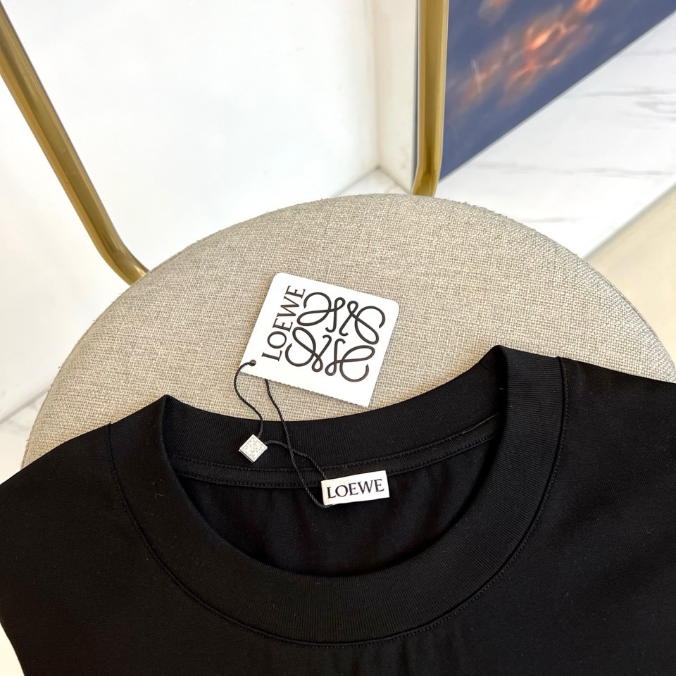 Lowe罗意威、2026春夏新品短袖T恤，以利落圆领剪裁搭配宽松廓形，甄选柔软棉质面料，贴合身形却无束缚