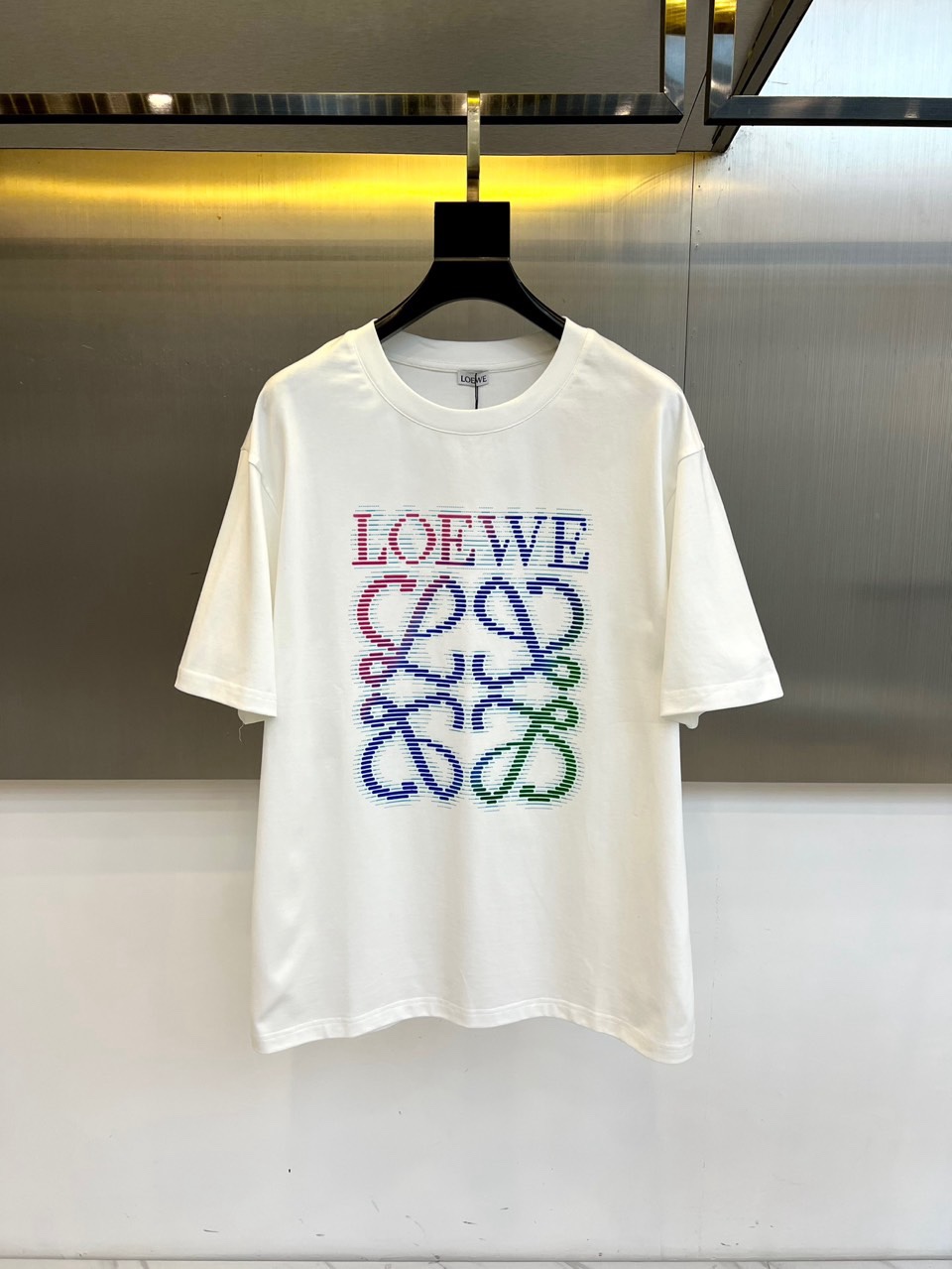 Lowe罗意威、2026春夏新品短袖T恤，以利落圆领剪裁搭配宽松廓形，甄选柔软棉质面料，贴合身形却无束缚
