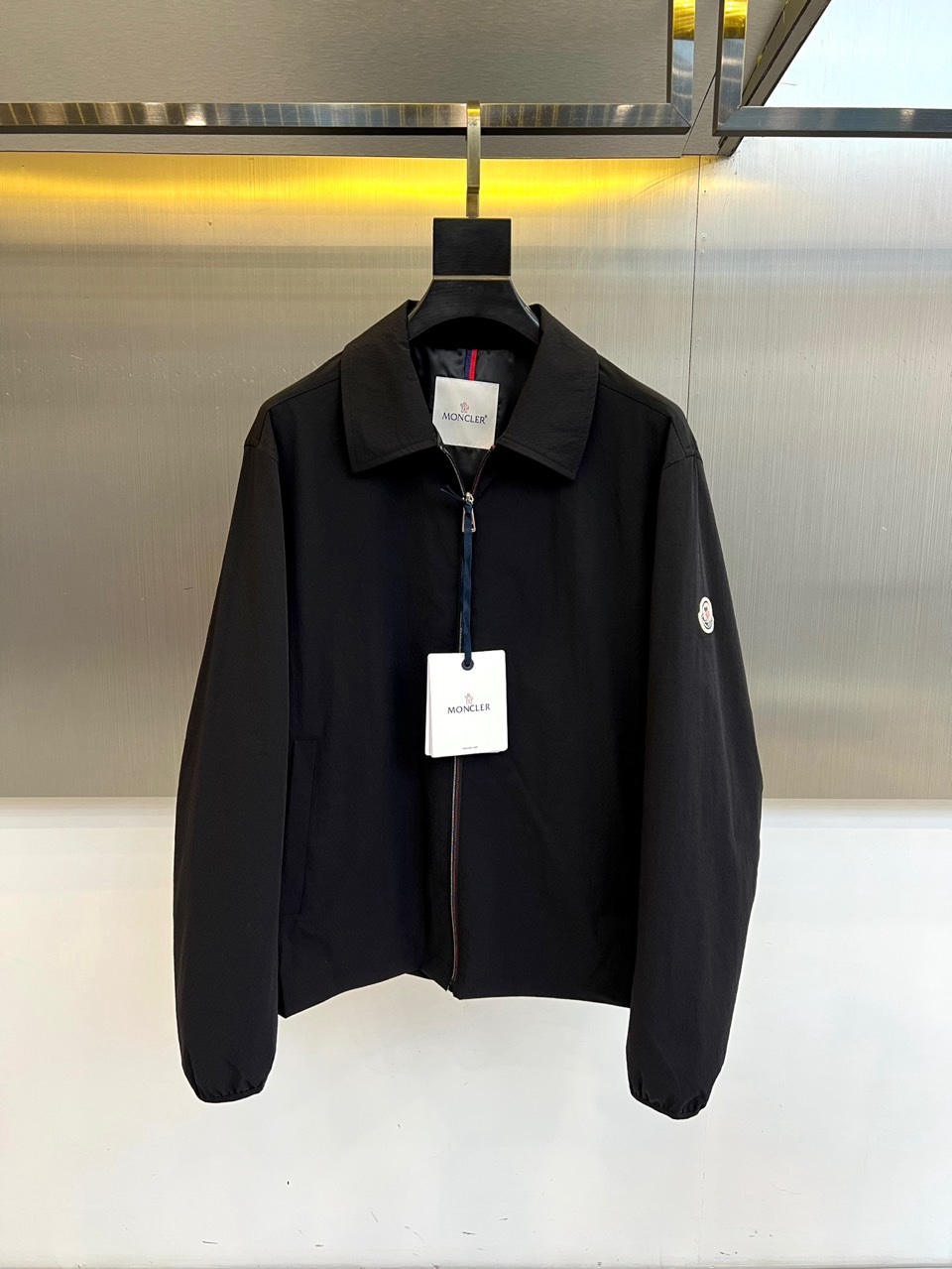 NO:760788,Mon muzzle, 2026 spring and summer new jacket, has a simple and elegant light gray tone, neat and stylish lapel design, half-zip closure with contrasting webbing, adding a sense of detail. The fabric is light and crisp, windproof and breathable, suitable for the changeable weather in spring and summer. The cuffs and hem are elasticated to modify the body shape and improve practicality. The brand badge on the left arm is a low-key finishing touch, continuing the classic recognition. Hidden pockets on both sides take into account the appearance  And storage, the overall style combines urban light luxury and casual sports. It can be paired with T-shirts, shirts or sweaters to easily manage commuting, going out or light business scenes. The minimalist silhouette interprets high-end texture and shows a low-key luxury fashion attitude. It is an ideal choice for spring and summer wardrobes that combines practical wear with style. 48-56 (model 173, 143 pounds, upper body size 50), Moncler, jackets  & coats,shirts,tees,t-shirt,19860909Mon蒙口、2026春夏新品夹克,浅灰色调简约大气,翻领设计利落有型,半拉链开合搭配撞色织带,增添细节层次感.面料轻盈挺括,具备防风透气特性,适配春夏多变天气.袖口与下摆松紧收口,修饰身形且提升实用性.左臂品牌徽章低调点睛,延续经典辨识度.两侧隐形口袋兼顾美观与收纳,整体风格融合都市轻奢与休闲运动,可搭配T恤、衬衫或针织衫,轻松驾驭通勤、出街或轻商务场景.以极简廓形诠释高级质感,展现低调奢华的时尚态度,是春夏衣橱中兼具实穿与格调的理想之选.48-56（模特173,143斤上身50码）,,Moncler,jackets & coats,shirts,tees，t-shirt,,Men's clothing