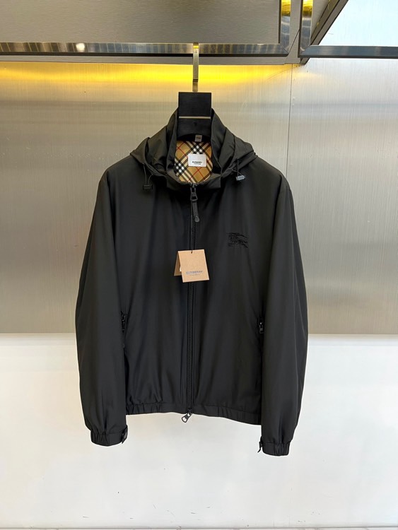 NO:760784,Burberry, 2026 spring and summer new jacket, has a warm and elegant beige tone. The hooded stand-up collar design is both functional and stylish. The lining is lined with classic plaid elements that low-key echo the brand genes. The front zipper closure is matched with the same color webbing puller, with exquisite and neat details. The zipper pockets on both sides are practical and enhance the level. The cuffs and hem are elasticated to ensure a comfortable fit. The knight logo is embroidered on the left chest, highlighting the brand heritage in simplicity. The fabric is light and crisp, with anti-resistance  Breathable and breathable, it is suitable for various scenes in spring and summer. The overall style combines British classics and modern leisure. It can be paired with shirts, T-shirts or sweaters to easily manage commuting, traveling or light business occasions. It interprets the calm posture of urban elites with low-key luxury and is an ideal choice for spring and summer wardrobes that combine practicality and style. 48-56 (model is 173, 143 pounds, upper body size 50),, burberry, burberry, jackets  & coats,shirts,tees,t-shirt,hats,19860909Bur巴宝莉、2026春夏新品夹克,米黄色调温润雅致,连帽立领设计兼具功能性与造型感,内衬经典格纹元素低调呼应品牌基因.正面拉链开合搭配同色系织带拉头,细节精致利落.两侧拉链口袋实用且提升层次,袖口与下摆松紧收口确保穿着贴合舒适.左胸处刺绣骑士徽标,简约中彰显品牌传承.面料轻盈挺括,具备防风透气特性,适配春夏多场景穿搭.整体风格融合英伦经典与现代休闲,可搭配衬衫、T恤或针织衫,轻松驾驭通勤、出游或轻商务场合.以低调奢华诠释都市精英的从容姿态,是春夏衣橱中兼具实穿与格调的理想之选.48-56（模特173,143斤上身50码）,,burberry,burberry,jackets & coats,shirts,tees，t-shirt,hats,,Men's clothing