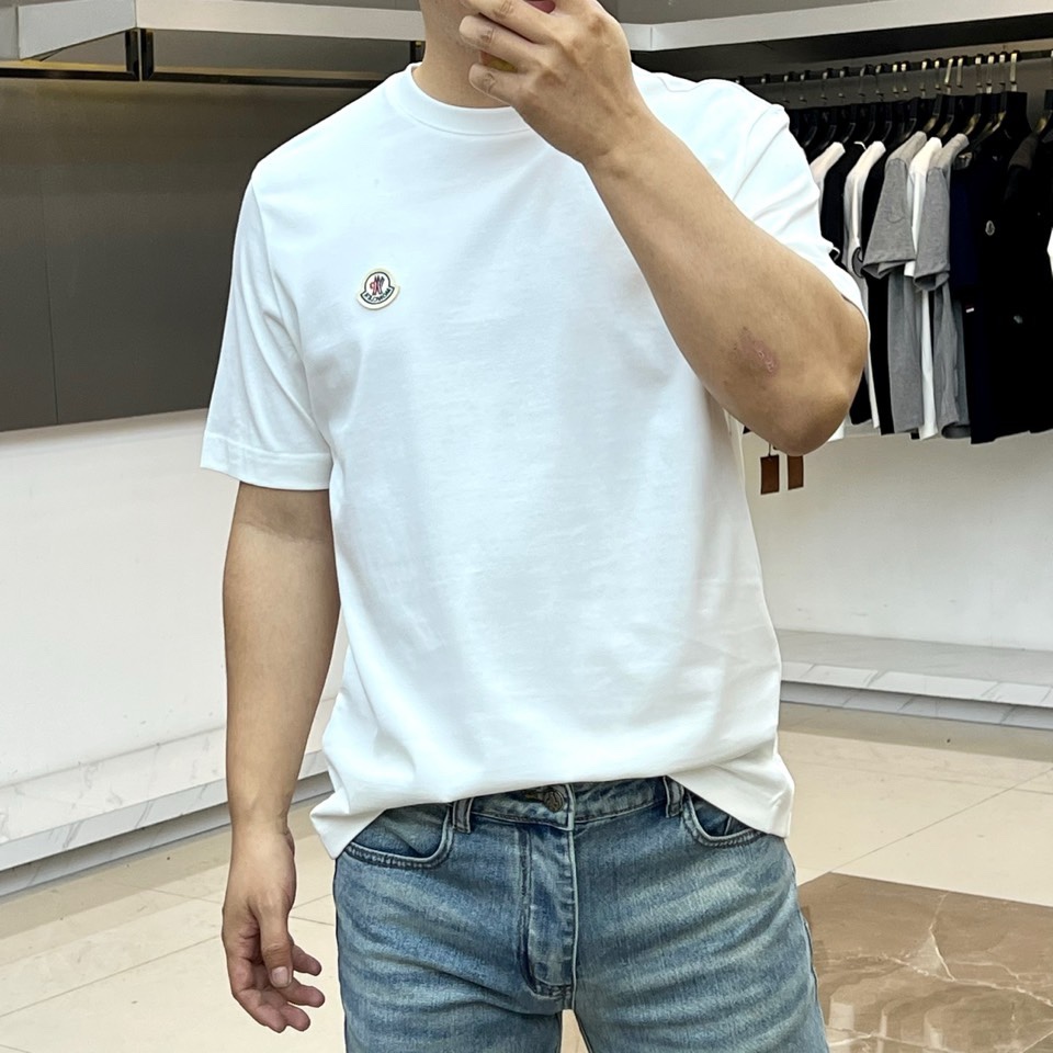 Mon蒙口、2026春夏新品短袖T恤，以极简廓形诠释高级休闲风，经典圆领设计贴合颈部线条，宽松剪裁包容多