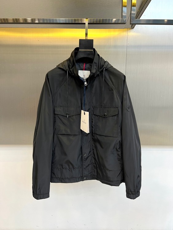 NO:760793,Mon, a new jacket for spring and summer 2026, has a military green tone that injects outdoor vitality. The hooded design is equipped with drawstring adjustment, taking into account both practicality and style. The double front pockets are equipped with snap buttons, and the neat workwear style highlights functionality. The brand badge on the left arm is a low-key accent, continuing the classic recognition. The fabric is light and windproof, crisp and stylish, and adapts to changing climates. The zipper and drawstring details enhance the overall texture and simple silhouette.  Suitable for daily commuting or outdoor exploration. The style combines urban leisure and mountain functions, which not only retains the brand's luxury genes, but also injects a youthful trendy atmosphere. It is an ideal item for the spring and summer wardrobe that is both practical and stylish. It can easily control a variety of scenes and show a casual and free fashion attitude. 48-56 (model is 173, 143 pounds, upper body size 50), Moncler, jackets  & coats,hats,19860909Mon蒙口、2026春夏新品夹克,军绿色调注入户外活力,连帽设计搭配抽绳调节,兼顾实用与造型感.前襟双口袋配按扣,利落工装风凸显功能性,左臂品牌徽章低调点睛,延续经典辨识度.面料轻盈防风,挺括有型,适应多变气候.拉链与束口细节提升整体质感,简约廓形适配日常通勤或户外探索.风格融合都市休闲与山系机能,既保留品牌奢华基因,又注入年轻潮流气息.是春夏衣橱中兼具实用与格调的理想单品,轻松驾驭多种场景,展现随性洒脱的时尚态度.48-56（模特173,143斤上身50码）,,Moncler,jackets & coats,hats,,Men's clothing