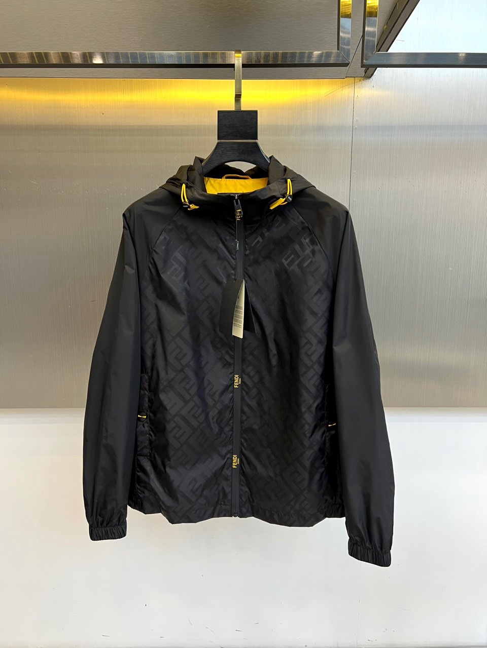 NO:760802,Fend Fendi, the new 2026 spring and summer hooded jacket has made its grand debut. It takes the brand's iconic FF presbyopia as the core design language. The main tone is intertwined with classic dark patterns, and it bursts with luxury recognition in a low-key manner. The hooded design is equipped with a contrasting rope adjustment buckle, which is both functional and trendy. The inner lining is made of  The bright color creates a visual surprise and enhances the overall level. The zipper placket is decorated with a FENDI metal nameplate, and the details show craftsmanship. The cuffs and hem are elasticated to fit the body shape and ensure freedom of movement. The lightweight windproof fabric is suitable for the changeable weather in spring, and is suitable for urban commuters.  For daily practical needs, it can also handle weekend leisure or light outdoor scenes. The overall style combines Italian elegance and modern sports style. The retro logo and contemporary silhouette collide to create a unique fashion tension. It is the finishing touch in the wardrobe that has both status symbol and practical wear value. Whether it is paired with simple white  T shows a casual style or layered shirts for a layered look. It can easily control various occasions, giving every step a sense of high-end and confidence. 48-56 (model is 173, 143 pounds, upper body size 50),,fendi,fendi,jackets  & coats,shirts,hats,19860909Fend芬迪、2026春夏新品连帽夹克重磅登场,以品牌标志性FF老花为核心设计语言,主调交织经典暗纹,低调中迸发奢华辨识度.连帽设计搭配撞色绳调节扣,兼具功能性与潮流感,内衬选用明亮色,形成视觉惊喜,提升整体层次.拉链门襟饰有FENDI金属铭牌,细节处彰显匠心工艺,袖口与下摆采用松紧收束,贴合身形又保障活动自由度.轻量防风面料适配春日多变天气,既满足都市通勤的实用需求,亦能驾驭周末休闲或轻户外场景.整体风格融合意式优雅与现代运动风,复古Logo与当代廓形碰撞出独特时尚张力,是衣橱中兼具身份象征与实穿价值的点睛之选.无论是搭配简约白T展现随性格调,还是叠穿衬衫演绎层次造型,都能轻松驾驭各种场合,让每一步都踏出高级感与自信力.48-56（模特173,143斤上身50码）,,fendi,fendi,jackets & coats,shirts,hats,,Men's clothing
