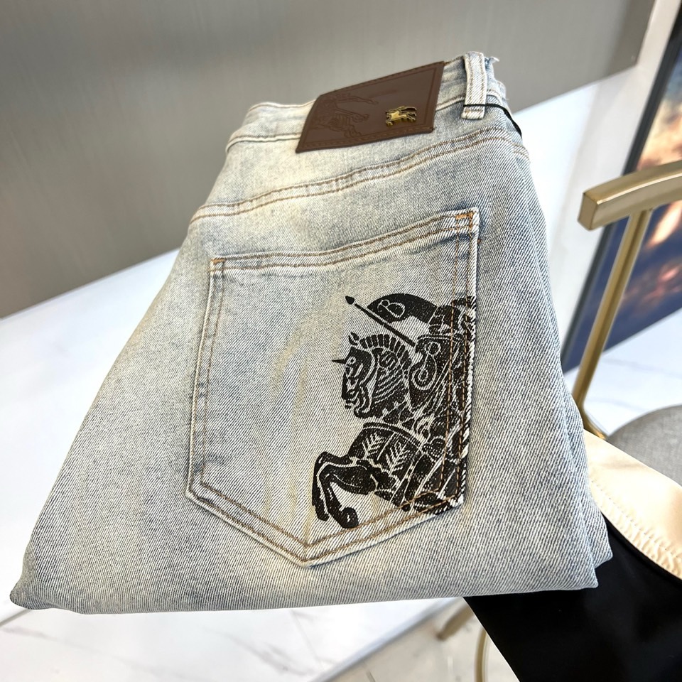 NO:877228,Burberry, 2026 spring and summer new men's denim jeans. Inject the brand's iconic British genes into the contemporary men's wardrobe. The style continues the classic five-pocket design, focusing on precise tailoring, and using smooth lines to outline a neat silhouette. The iconic detail is the back pocket decoration, which cleverly uses the brand's classic elements to demonstrate extraordinary craftsmanship and luxury status in simplicity. The fabrics are selected to ensure both comfort and stiffness when worn.  Its style is a profound fusion of classic British style and contemporary modernity. While inheriting the brand's profound heritage, it also boldly embraces modern aesthetics. This season's design is inspired by the blend of music and culture, showing an uninhibited style and vitality. Whether it is paired with a simple T-shirt to create a casual look, or combined with a fashionable jacket to create an urban image, this single product can become the highlight of the overall outfit, fearlessly showing the diverse charm of the modern gentleman. 29-38 (no 35  37),,burberry,burberry,jeans,jackets & coats,tees,t-shirt,19860909Bur巴宝莉、2026春夏新品男士丹宁牛仔裤.将品牌标志性的英伦基因注入当代男士衣橱.款式延续经典五袋设计,注重精准剪裁,以流畅线条勾勒利落廓形.标志性细节在于后袋装饰,巧妙运用品牌经典元素,于简约中彰显非凡工艺与奢华身份.甄选面料确保穿着时兼具舒适感与挺括度. 其风格深邃融合了经典英伦风范与当代摩登气息,在传承品牌深厚底蕴的同时,亦大胆拥抱现代审美.本季设计灵感源自音乐与文化的交融,展现出一种不羁的型格与活力.无论是搭配简约T恤打造休闲造型,还是与时尚夹克共同塑造都市形象,这款单品都能成为整体穿搭的亮点,无畏展现现代绅士的多样魅力.29-38（无35 37）,,burberry,burberry,jeans,jackets & coats,tees，t-shirt,,Men's clothing