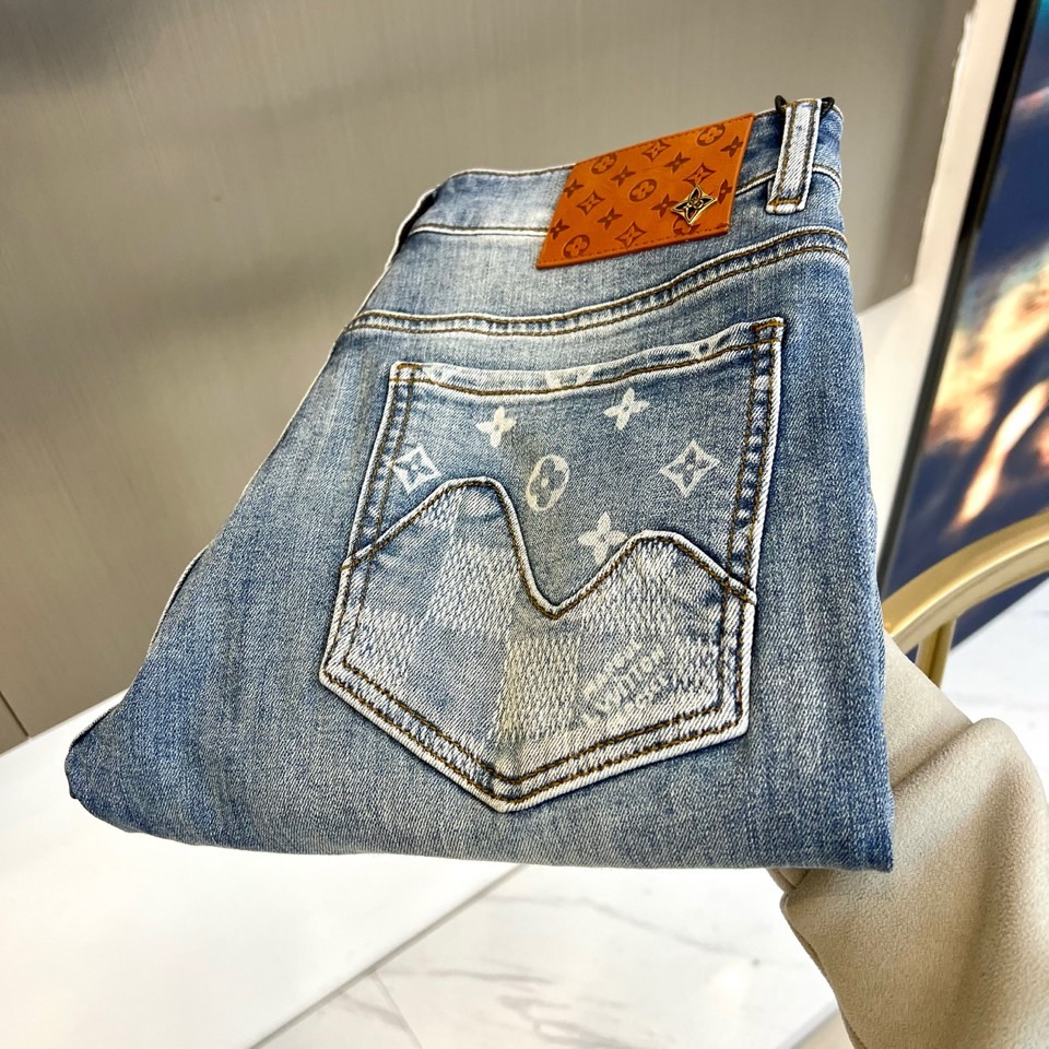 NO:877232,1v Vuitton, 2026 spring and summer men's jeans, use deconstruction to reshape the brand logo aesthetics. The style adopts a classic five-pocket design, and the slim tailoring accurately outlines the neat leg shape. The biggest highlight is the subversive design of the back pocket. The classic Monogram presbyopia pattern has been deconstructed and reorganized, presented in a unique wave shape, like a dynamic relief, and matched with a delicate brand logo leather label on the waist, demonstrating extraordinary craftsmanship and avant-garde creativity in every detail.  Its style boldly combines the publicity of street art with the exquisite heritage of high fashion, transforming classic totems into a statement of personality with great visual impact. Whether it is paired with a simple top to highlight the design itself, or combined with a silhouette jacket to strengthen the overall look, it can become the focus of the outfit that cannot be ignored, confidently interpreting Louis Vuitton's modern spirit of breaking the rules. 29-38 (no 37),, louis vuitton, jeans, jackets & coats,198609091v威登、2026春夏男士牛仔裤,以解构手法重塑品牌标志美学.款式采用经典五袋设计,修身剪裁精准勾勒利落腿型.最大亮点在于后袋的颠覆性设计经典Monogram老花图案被解构重组,以独特的波浪造型呈现,宛如动态浮雕,搭配腰间精致的品牌标识皮质标牌,于细节处彰显非凡工艺与前卫创意. 其风格大胆融合了街头艺术的张扬态度与高级时装的精致底蕴,将经典图腾转化为极具视觉冲击力的个性宣言.无论是搭配简约上衣突出设计本身,还是与廓形外套组合强化整体造型,都能成为不容忽视的穿搭焦点,自信诠释路易威登打破常规的摩登精神.29-38（无37）,,louis vuitton,jeans,jackets & coats,,Men's clothing