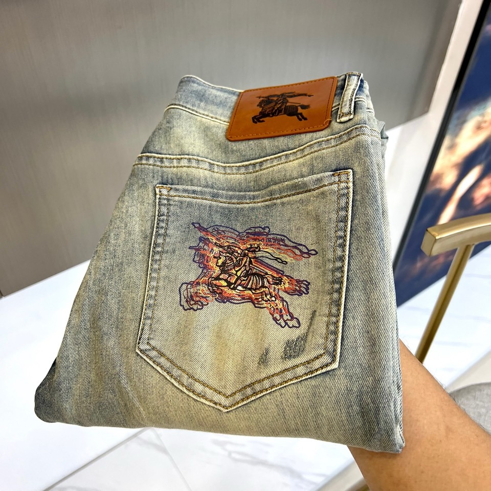 NO:877244,Burberry, 2026 spring and summer new jeans, use retro distressed washing technology to recreate the classic denim texture. The color tone has the gentleness of time, and the delicate whitening and partial distress marks interweave a casual and uninhibited atmosphere. The continuation of the classic leather brand on the back waist  To enhance brand recognition, the back pocket uses shocking printing technology to freeze the visual focus - the pattern of a knight riding a fierce horse has been artistically redrawn, the flame-like color is smeared on the denim surface, and the metallic luster silk thread outlines the dynamic tension, giving the retro totem a trendy and new meaning.  The style is both comfortable and slim, fitting the lines of hips and legs without feeling restrictive. It can be easily used for daily commuting or street fashion. Combining retro denim genes with avant-garde art prints, these pants are not only a piece of clothing, but also a time for self-expression in the spring and summer of 2026.  Fashion statement, between the washed texture and the sharp edge of the print, interpret your own personal tone, so that every step has a dual echo of trend and classic. 29-38 (no 37),,burberry,burberry,jeans,19860909Bur巴宝莉、2026春夏新品牛仔裤,以复古做旧水洗工艺重塑经典丹宁质感,色调自带时光沉淀的温柔,细腻磨白与局部做旧痕迹交织出随性不羁的氛围.后腰经典皮牌延续品牌辨识度,后袋则以震撼的印花工艺定格视觉焦点——骑士驾驭烈马的图案经艺术化重绘,火焰般的色彩晕染于牛仔布面,金属光泽的丝线勾勒出动态张力,让复古图腾焕发潮流新意.版型兼顾舒适与修身,贴合臀腿线条却无束缚感,日常通勤或街头潮搭皆能轻松驾驭.将复古丹宁基因与先锋艺术印花碰撞,这条裤子不止是穿搭单品,更是2026春夏自我表达的时尚宣言,在水洗肌理与印花锋芒间,演绎属于你的个性腔调,让每一步都踏出潮流与经典的双重回响.29-38（无37）,,burberry,burberry,jeans,,Men's clothing