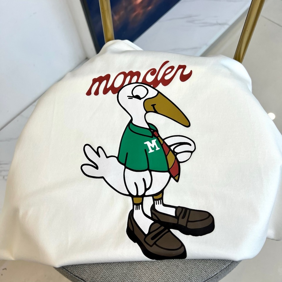 Mon蒙口、2026春夏新品联名卡通短袖T恤，以纯净色调为底色，简约大气又不失清新活力。正面印有品牌标志
