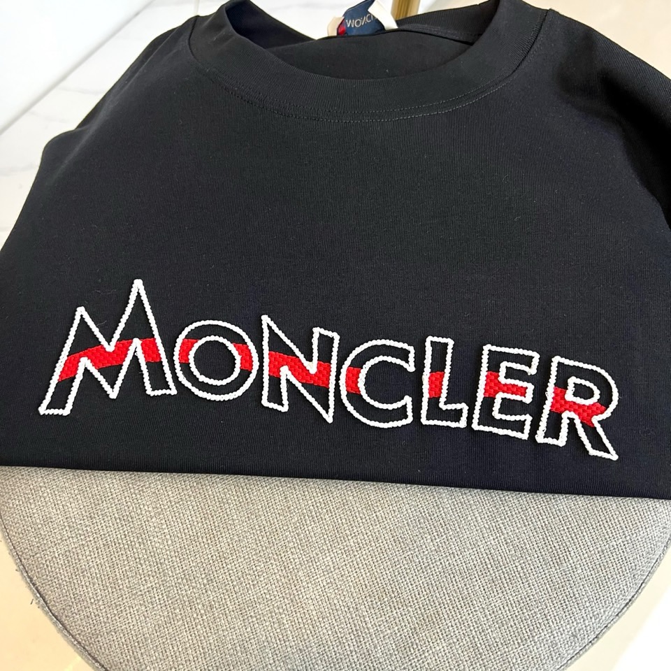 Mon蒙口、2026春夏新品T恤，以经典圆领短袖版型诠释简约高级感。胸前醒目刺绣“MONCLER”字母，
