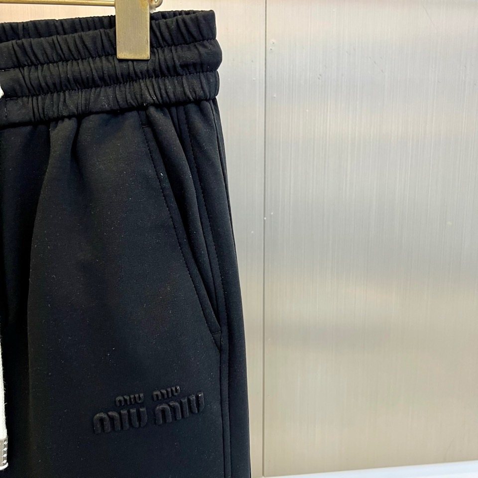 Miu Miu缪缪、2026春夏新品休闲裤，以经典松紧腰头搭配抽绳设计，宽松直筒廓形兼顾舒适与利落感，优