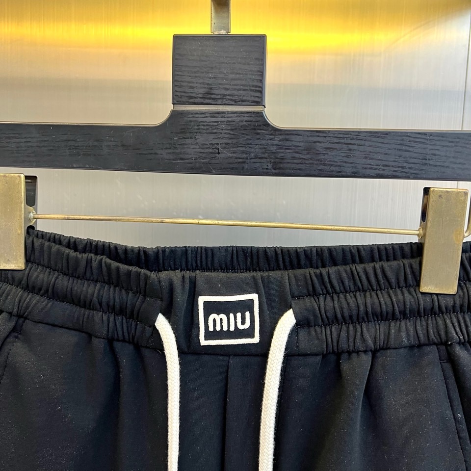 Miu Miu缪缪、2026春夏新品休闲裤，以经典松紧腰头搭配抽绳设计，宽松直筒廓形兼顾舒适与利落感，优