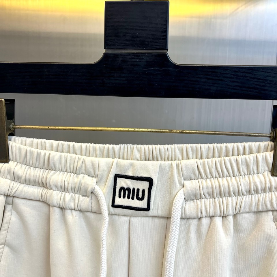 Miu Miu缪缪、2026春夏新品休闲裤，以经典松紧腰头搭配抽绳设计，宽松直筒廓形兼顾舒适与利落感，优