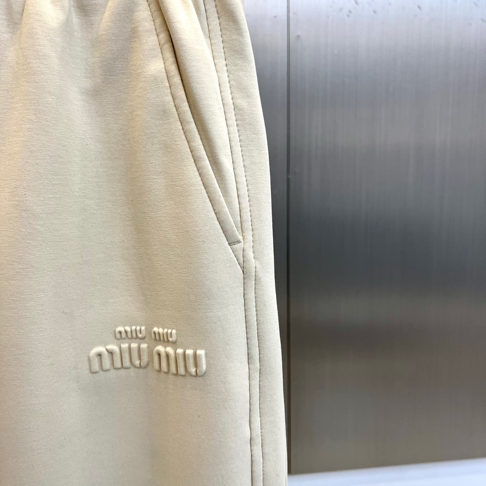 Miu Miu缪缪、2026春夏新品休闲裤，以经典松紧腰头搭配抽绳设计，宽松直筒廓形兼顾舒适与利落感，优