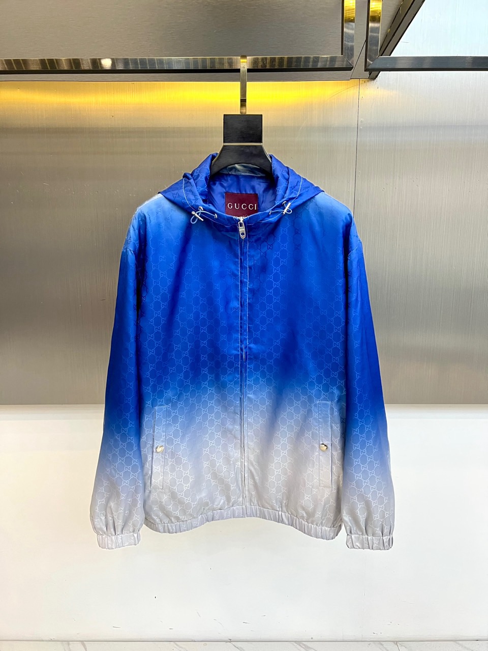 Gucc古驰、2026春夏新品渐变连帽夹克，以利落连帽+全拉链设计勾勒街头活力轮廓，渐变晕染搭配满幅GG