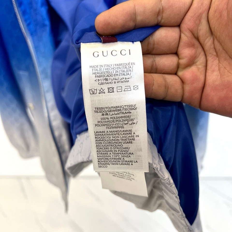 Gucc古驰、2026春夏新品渐变连帽夹克，以利落连帽+全拉链设计勾勒街头活力轮廓，渐变晕染搭配满幅GG