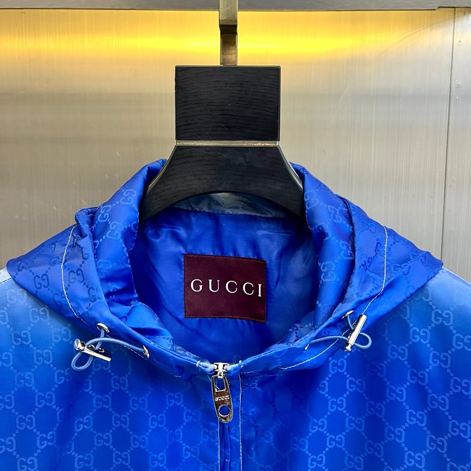 Gucc古驰、2026春夏新品渐变连帽夹克，以利落连帽+全拉链设计勾勒街头活力轮廓，渐变晕染搭配满幅GG