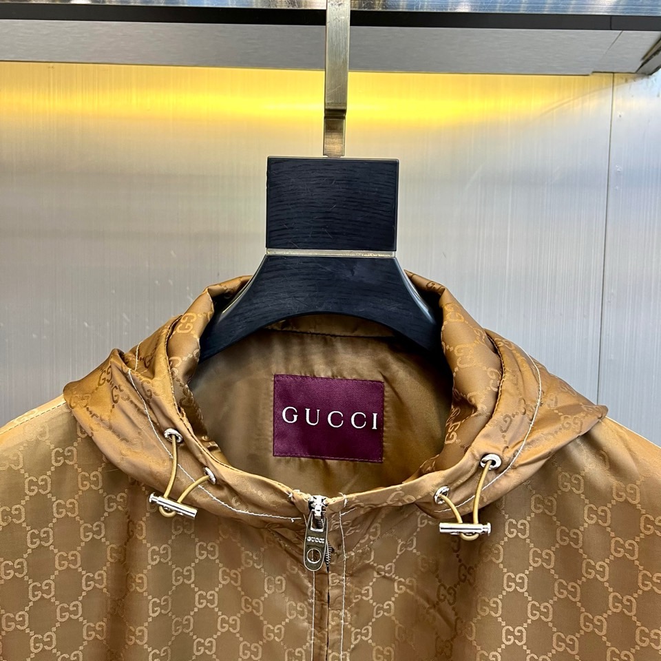 Gucc古驰、2026春夏新品渐变连帽夹克，以利落连帽+全拉链设计勾勒街头活力轮廓，渐变晕染搭配满幅GG