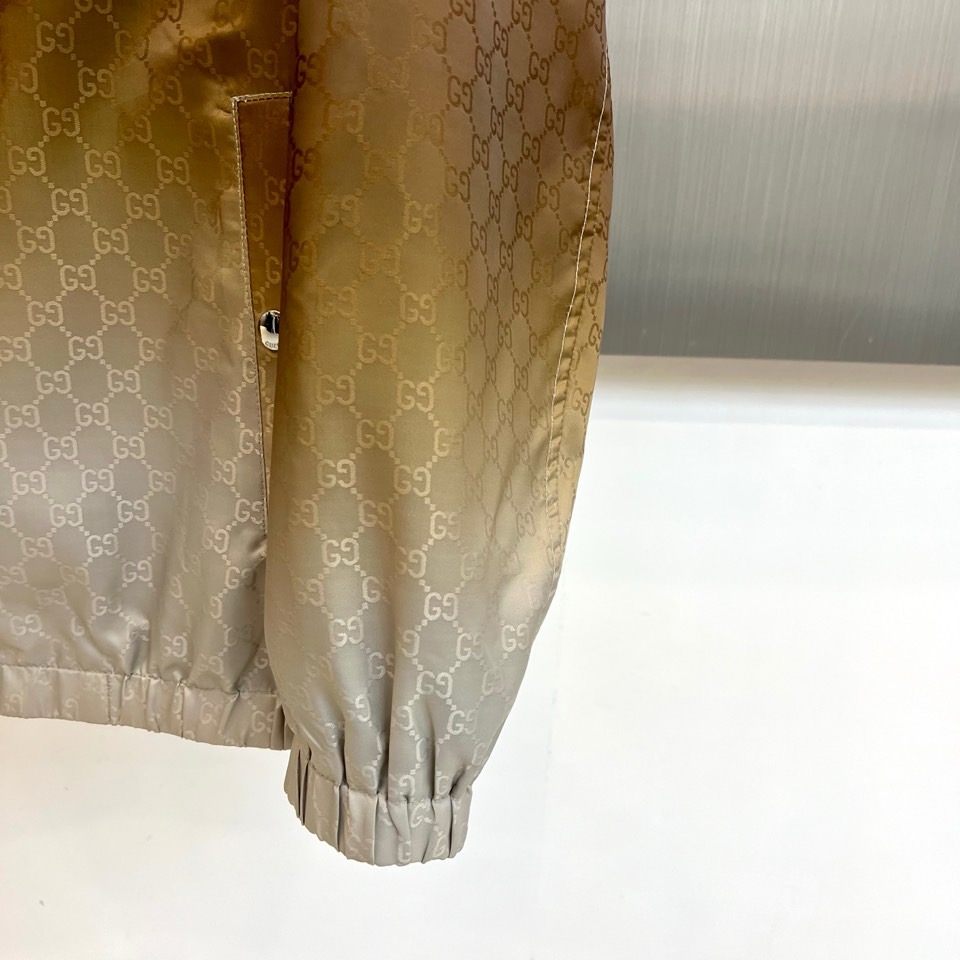 Gucc古驰、2026春夏新品渐变连帽夹克，以利落连帽+全拉链设计勾勒街头活力轮廓，渐变晕染搭配满幅GG