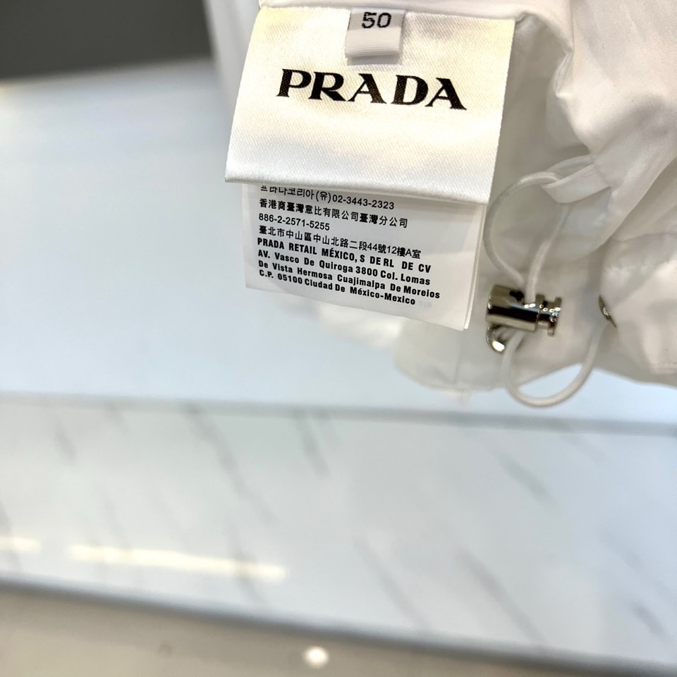 Prad普拉、2026春夏连帽夹克，以简约廓形融合实用机能美学。经典连帽搭配金属拉链门襟，两侧多口袋设计