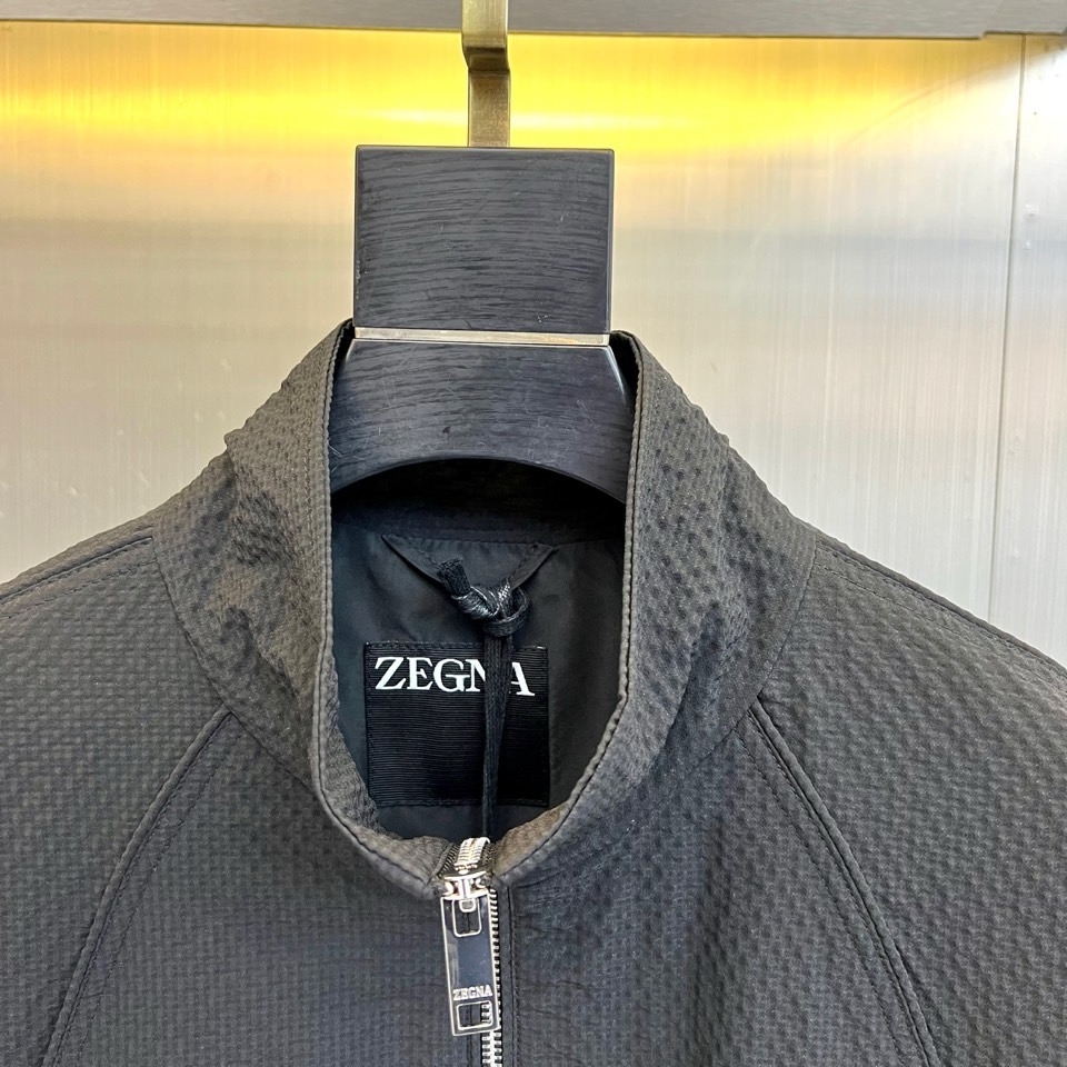 zegna杰尼亚、2026春夏新品夹克，以简约立领与顺滑拉链开合，定义都市利落廓形。衣袖处独特的拼接细节