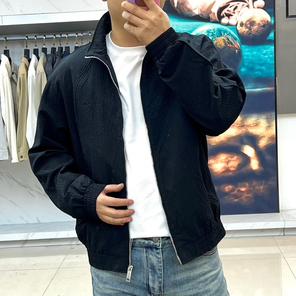zegna杰尼亚、2026春夏新品夹克，以简约立领与顺滑拉链开合，定义都市利落廓形。衣袖处独特的拼接细节