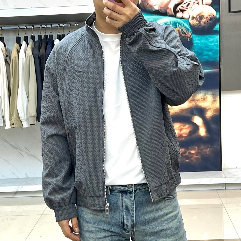 zegna杰尼亚、2026春夏新品夹克，以简约立领与顺滑拉链开合，定义都市利落廓形。衣袖处独特的拼接细节