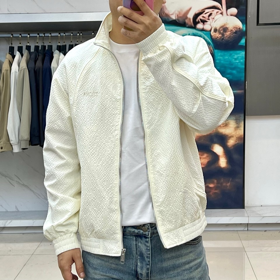 zegna杰尼亚、2026春夏新品夹克，以简约立领与顺滑拉链开合，定义都市利落廓形。衣袖处独特的拼接细节