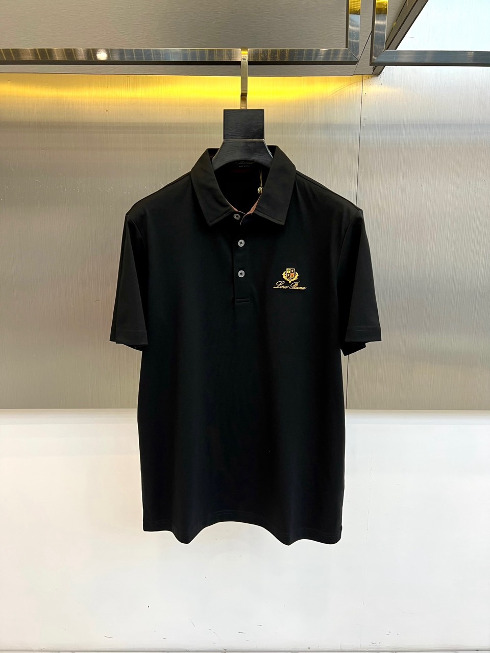 loro Piana诺悠翩雅、2026春夏新品Polo衫，诠释经典休闲商务风范。采用100%棉面料，触感