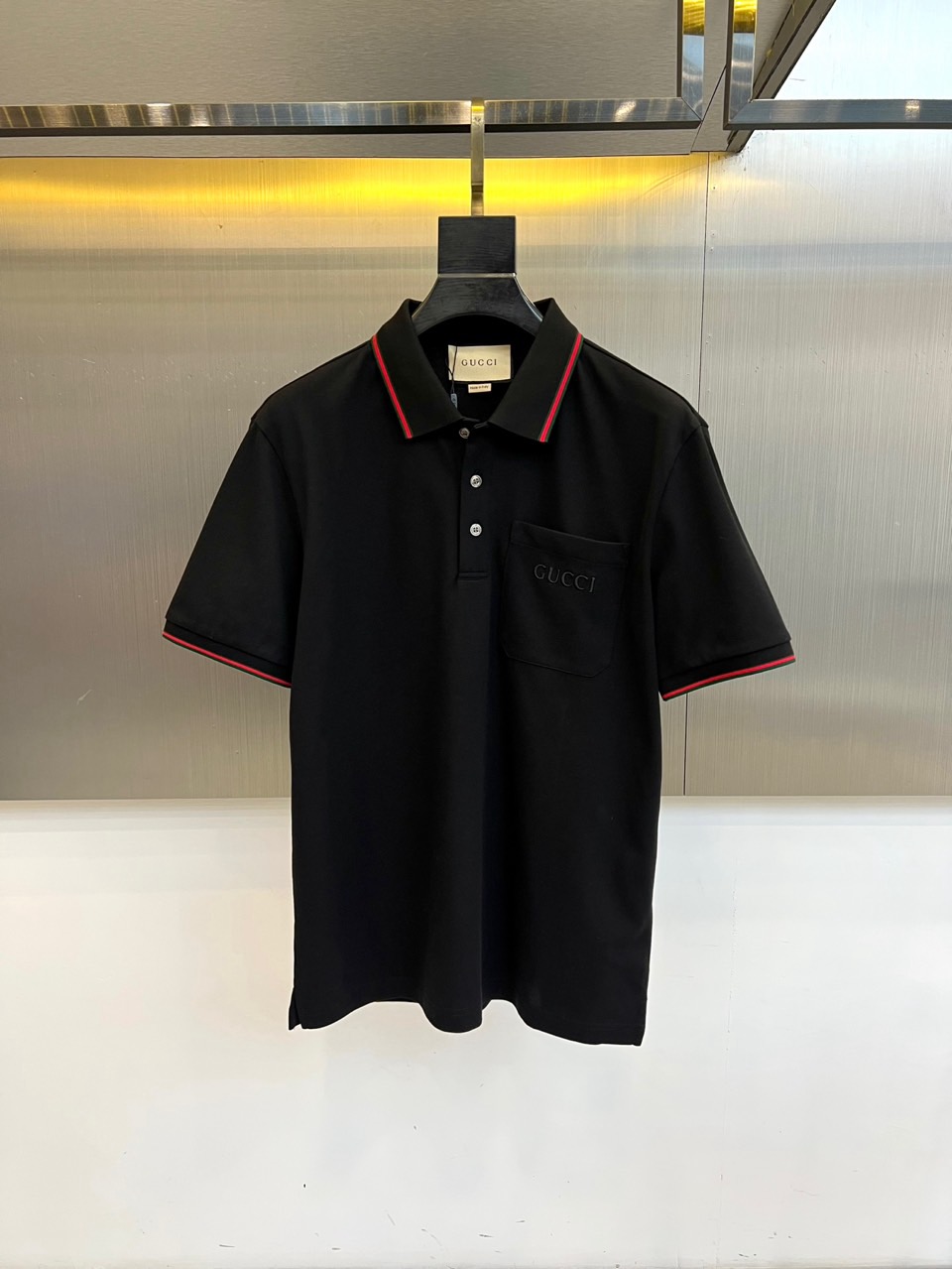 Gucc古驰、2026春夏新品短袖Polo衫，以极简廓形重塑经典休闲美学。甄选高支棉质面料，触感柔滑透气