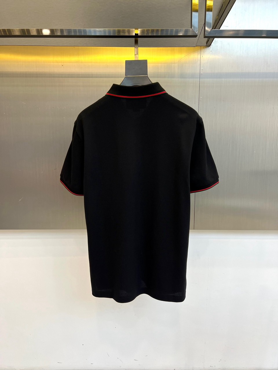 Gucc古驰、2026春夏新品短袖Polo衫，以极简廓形重塑经典休闲美学。甄选高支棉质面料，触感柔滑透气