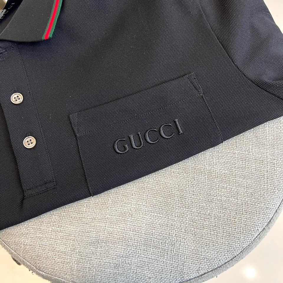 Gucc古驰、2026春夏新品短袖Polo衫，以极简廓形重塑经典休闲美学。甄选高支棉质面料，触感柔滑透气