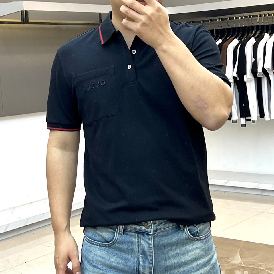Gucc古驰、2026春夏新品短袖Polo衫，以极简廓形重塑经典休闲美学。甄选高支棉质面料，触感柔滑透气