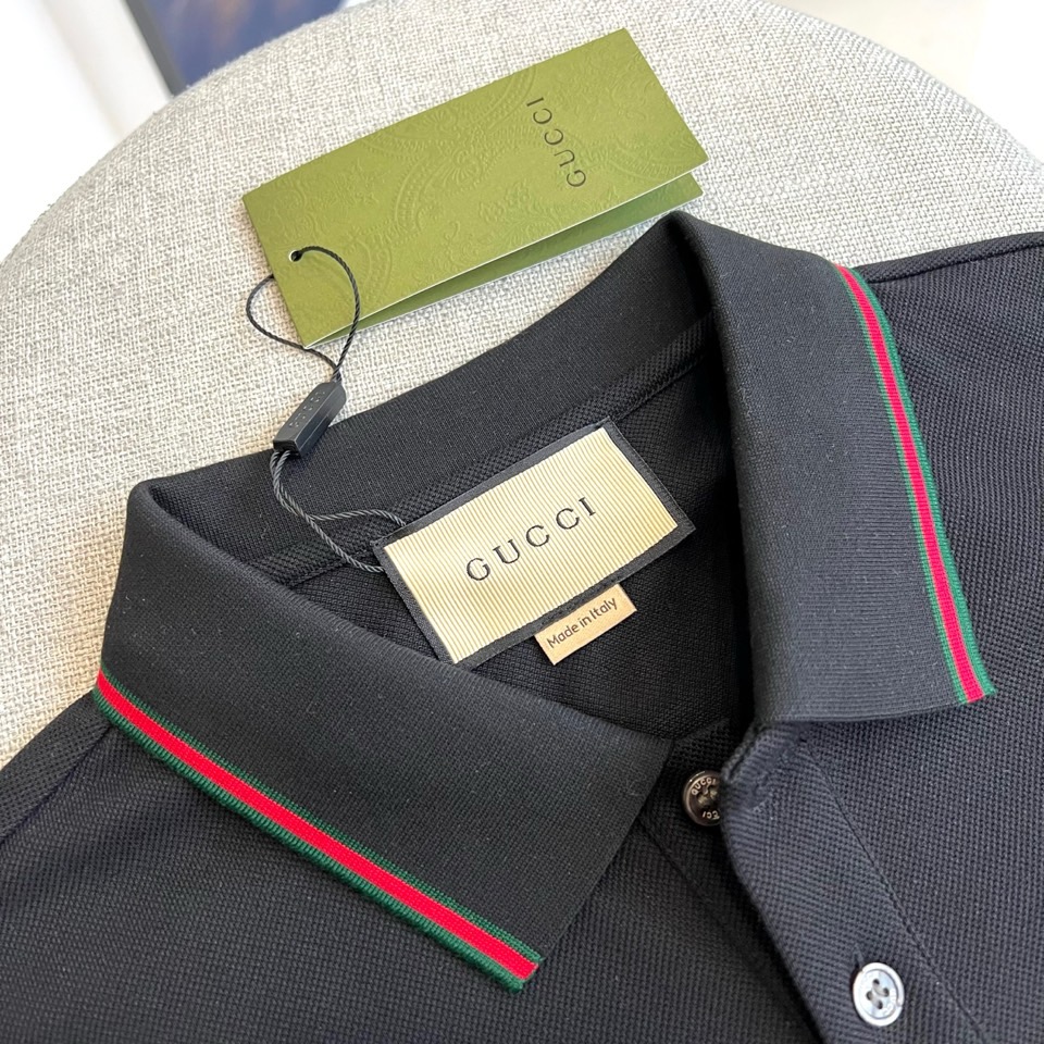 Gucc古驰、2026春夏新品短袖Polo衫，以极简廓形重塑经典休闲美学。甄选高支棉质面料，触感柔滑透气