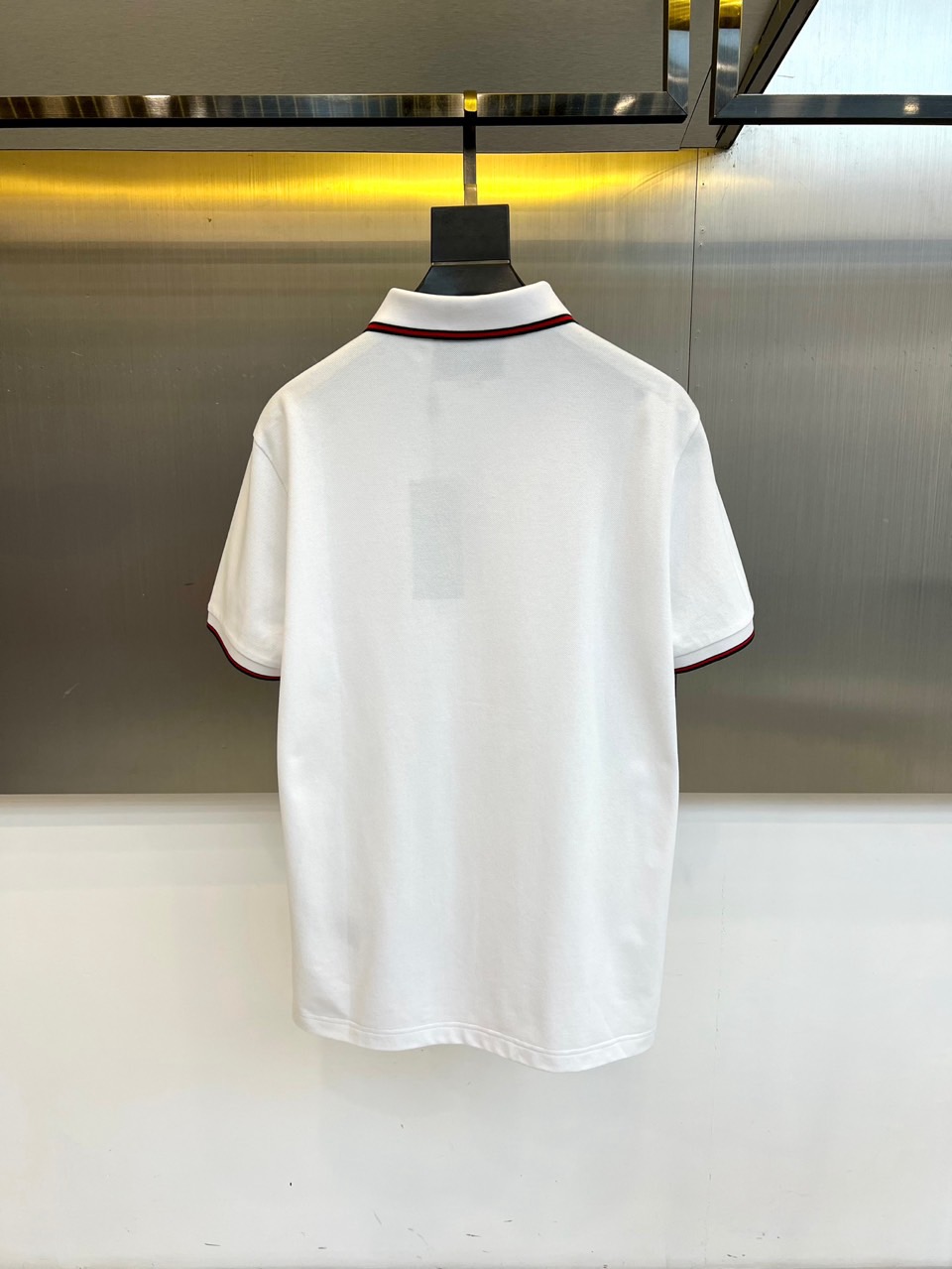 Gucc古驰、2026春夏新品短袖Polo衫，以极简廓形重塑经典休闲美学。甄选高支棉质面料，触感柔滑透气
