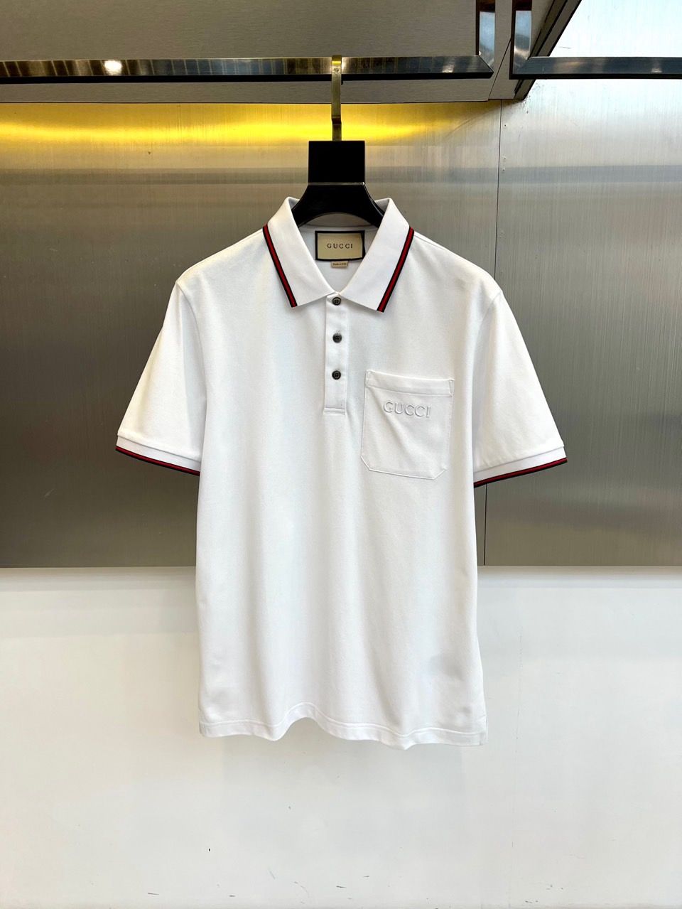 Gucc古驰、2026春夏新品短袖Polo衫，以极简廓形重塑经典休闲美学。甄选高支棉质面料，触感柔滑透气