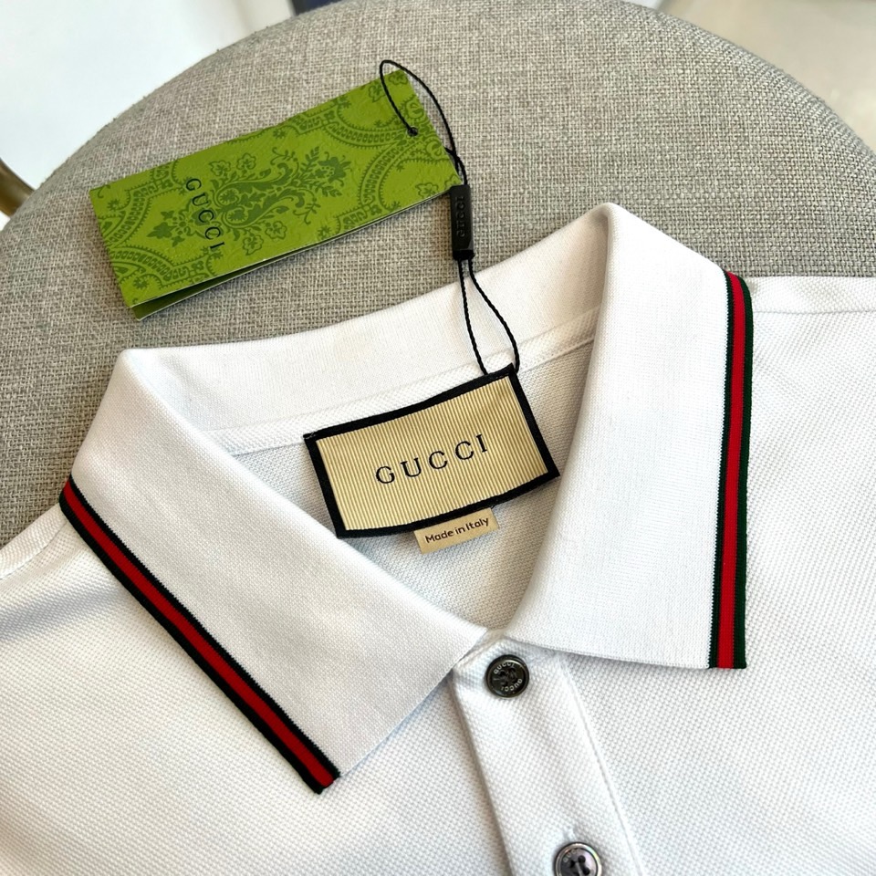 Gucc古驰、2026春夏新品短袖Polo衫，以极简廓形重塑经典休闲美学。甄选高支棉质面料，触感柔滑透气