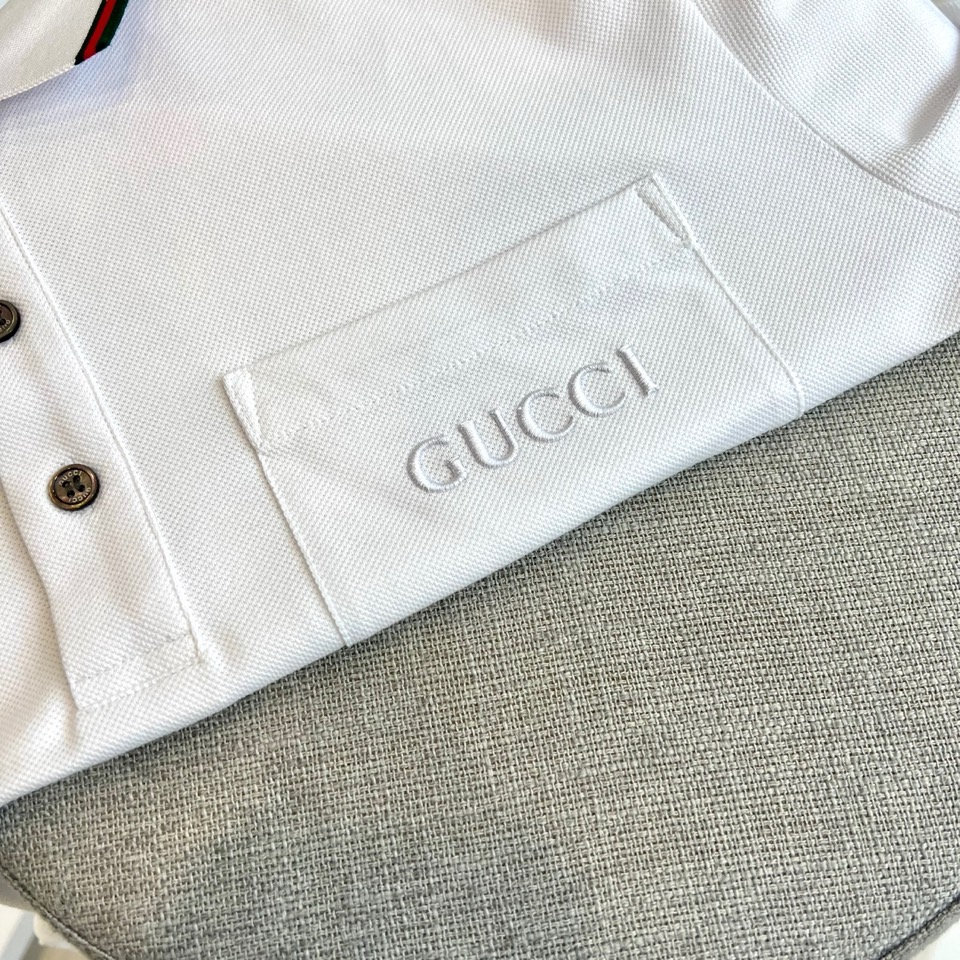 Gucc古驰、2026春夏新品短袖Polo衫，以极简廓形重塑经典休闲美学。甄选高支棉质面料，触感柔滑透气
