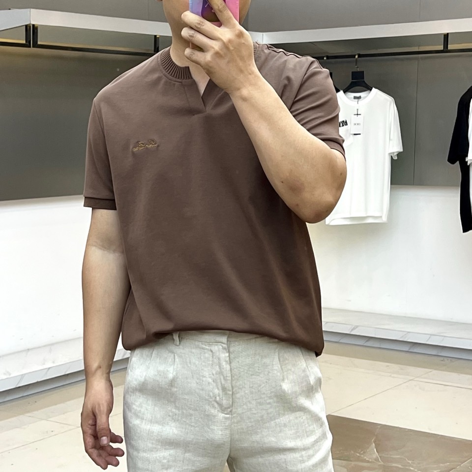 loro Piana诺悠翩雅、2026春夏新品男士V领短袖T恤，以简约高级感重塑日常穿搭美学。柔和的色调