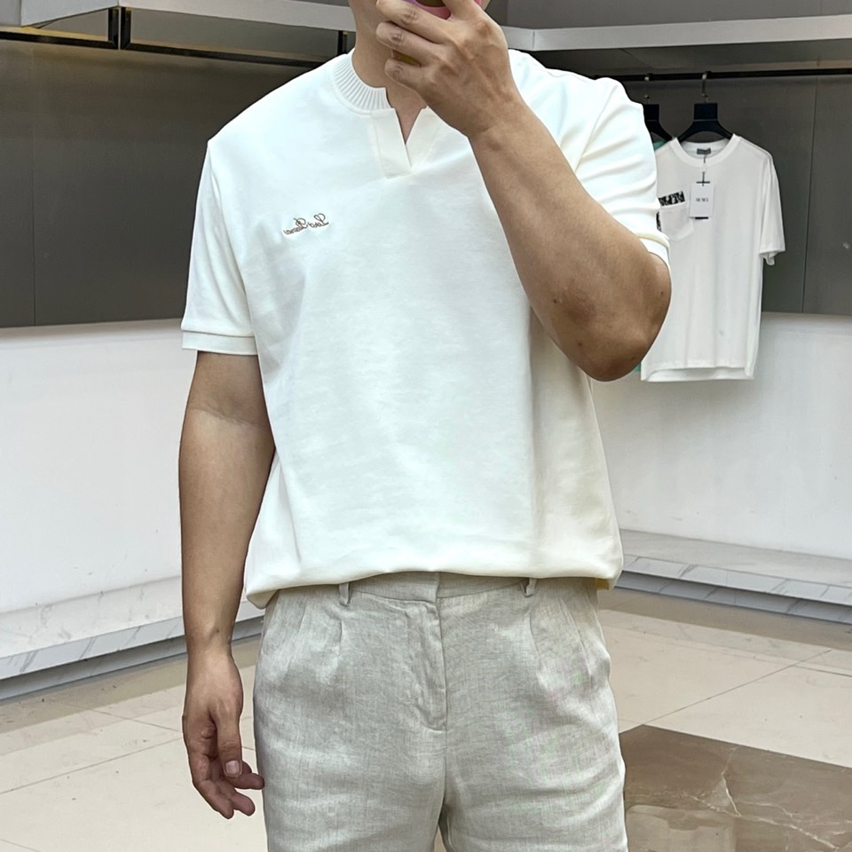 loro Piana诺悠翩雅、2026春夏新品男士V领短袖T恤，以简约高级感重塑日常穿搭美学。柔和的色调